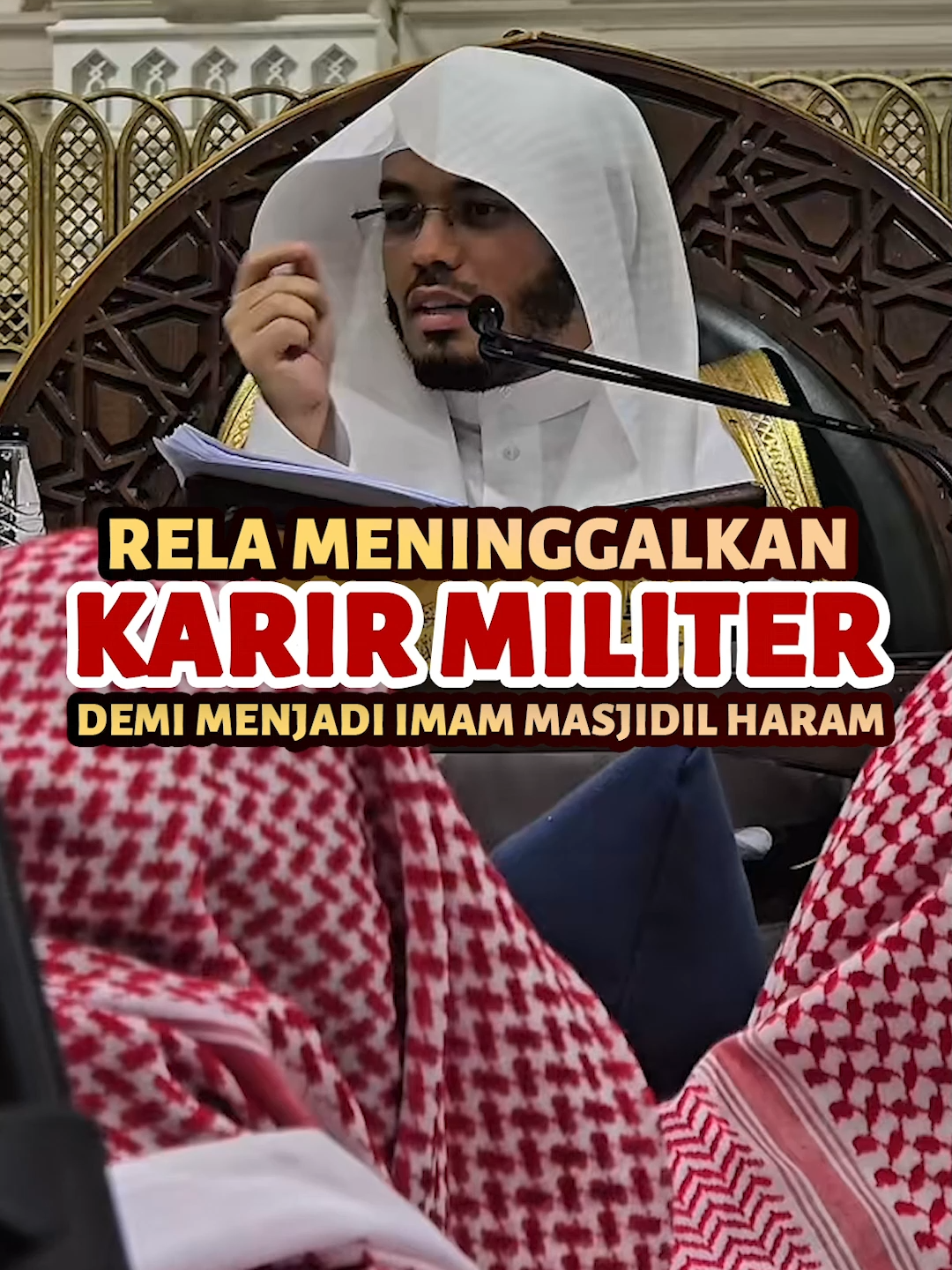Syaikh Yasser Al-Dosary adalah salah satu imam Masjidil Haram yang dikenal dengan bacaan indah dan suara yang merdu. Lahir di Al-Kharj, Arab Saudi pada tahun 1980, beliau tumbuh dalam keluarga yang sangat perhatian dan begitu mencintai Al-Qur’an. Perjalanannya bersama Kitabullah sarat dengan pelajaran berharga dan kisah yang mengharukan di sepanjang hidupnya. Pelajaran yang bisa kita petik dari kisah beliau: 1. Pendidikan sejak dini sangat berpengaruh. Dorongan ayah beliau dengan cara sederhana, memberi motivasi lewat hadiah komputer, ternyata menjadi titik awal perjalanannya bersama Al-Qur’an. 2. Mengajarkan disiplin dan syarat dalam pencapaian. Ayahnya tidak langsung memberi apa yang diminta, tapi mengaitkannya dengan hafalan Juz ‘Amma, ini melatih anak untuk berusaha sebelum mendapatkan sesuatu. 3. Kesabaran menghadapi kritik. Meski sering dipatahkan semangatnya, beliau tetap bersabar, istiqamah, dan terus berusaha. 4. Takdir Allah lebih indah dari perkiraan manusia. Dari sosok yang dianggap biasa-biasa saja, Allah angkat derajatnya menjadi imam di Masjidil Haram, sebuah kemuliaan yang tidak terbayangkan sebelumnya. 5. Kesungguhan menjaga hafalan lebih penting daripada sekadar menyelesaikan. Sampai beliau rela meninggalkan akademi militer karena khawatir hafalannya hilang. 6. Allah mengganti dengan yang lebih baik. Pengorbanan meninggalkan jalan duniawi dibalas Allah dengan kedudukan mulia, yakni menjadikannya imam Masjidil Haram. Bagaimana menurutmu dari kisah Syaikh Yasser Al Dosary ini? Tulis di kolom komen ya. #imammasjidilharam #masjidilharam #kisahinspiratif #kisahinspirasi #umroh