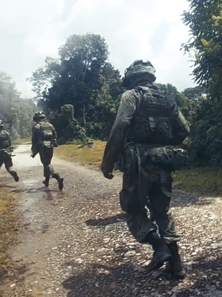 Urban Ops. Modern Training. 🪖🎯 Our NSmen from the 749th Battalion, Singapore Infantry Regiment (749 SIR) honing their skills at the Murai Urban Live Firing Facility (MULFAC) — staying operationally ready! #ReadyDecisiveRespected #AnythingButRegular 🎥: ITI + 749 SIR 💻: PTE Ashutosh (Army News)