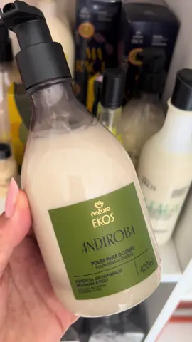 O hidratante de Andiroba é conhecido pelo seu poder nutritivo e calmante. Rico em óleo de andiroba, ajuda a hidratar profundamente a pele, deixando-a macia e protegida contra o ressecamento. Além disso, tem propriedades revitalizantes que cuidam da pele no dia a dia, proporcionando um toque suave e uma sensação de bem-estar. #andiroba #naturaekos 