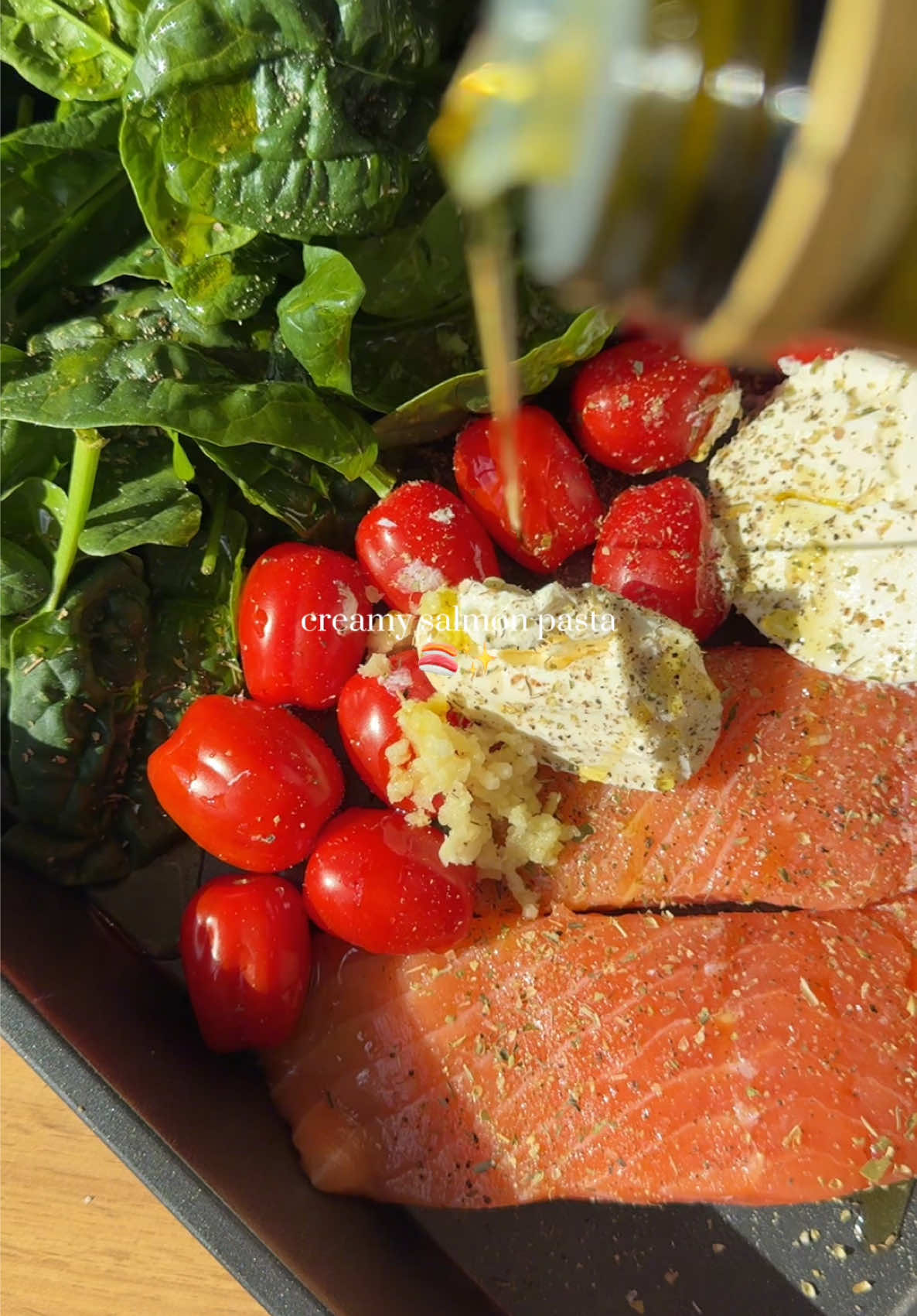 one pan creamy salmon pasta 🍣✨ ingredients: 2 salmon fillet handful spinach handful cherry tomatoes cream cheese minced garlic salt, pepper + italian herbs olive oil fusilli pasta (or pasta of choice) instructions: 1️⃣ add spinach, cherry tomatoes, salmon + cream cheese to a baking tray 2️⃣ season w/ salt, pepper + italian herbs → drizzle olive oil 3️⃣ bake @ 200°C for 18 min 4️⃣ mash together w/ a fork until creamy 5️⃣ add cooked pasta + mix everything together ✨ so creamy, nourishing + done in one pan — the easiest salmon pasta you’ll ever make 🤍 👉 follow for more easy high-protein meal ideas! #highproteinmeals #salmonpasta #onepanrecipes #easymeals #healthyrecipes 