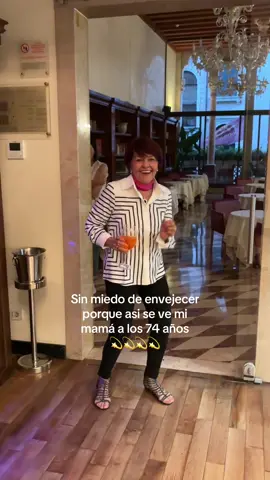 Sin miedo de envejecer porque asi se ve mi mamá a los 74 años actitud primero  😆🫶🏻 Si, esa soy yo riéndome !!  good genes and a positive attitude :) #mom #aginggracefully #fyp
