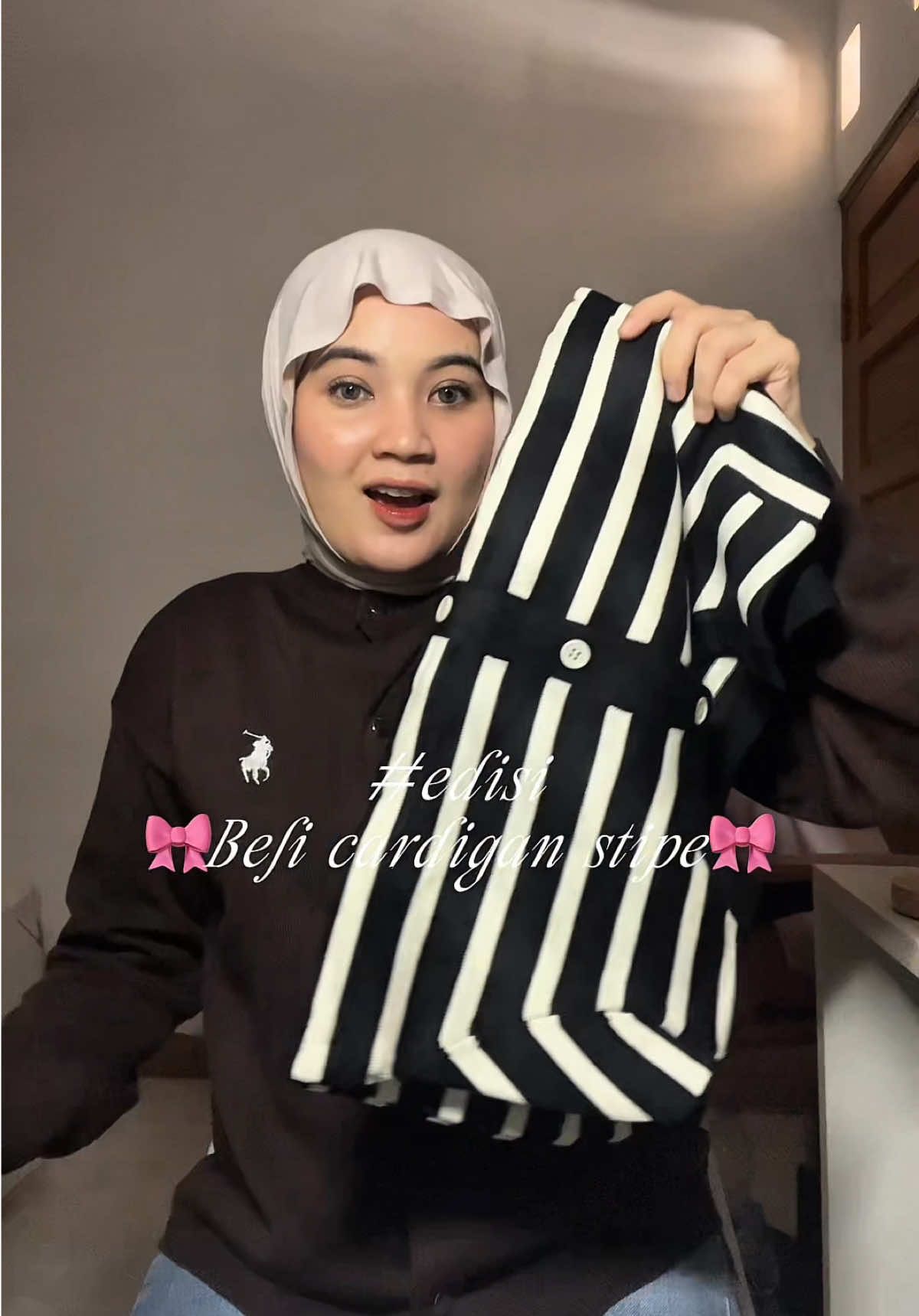 Demi apapun cardigan stripe kaya gini bakal kepake bgt dan timeless gais aku suka bgt kalo cardigan stripe dengan bahannya lembut dan tebel kaya gini kaya bahan 250an sih ini💖🥹🎀🥰 #cardigan #fyppppppppppppppppppppppp 
