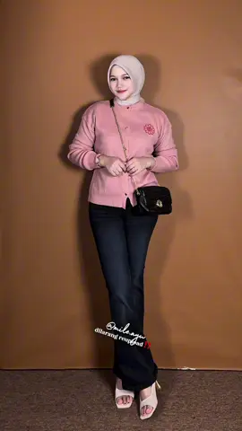 cardigan rajut fav akooooo😍 cuttinggannya passs. ga bikin aku kliatan gendut tapi berisi aaaaa suka bgt🫶 . . . . . . . . . . . . #cardigan #cardiganrajut #cardiganoutfit #outfitinspiration #outfitideas 