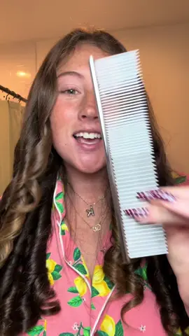 Apparently I made the internet very mad that I brushed out my curls and didn’t comb them. So here ya go!  #hair #hairtok #curlyhair #brushingoutcurls #hairstyle 