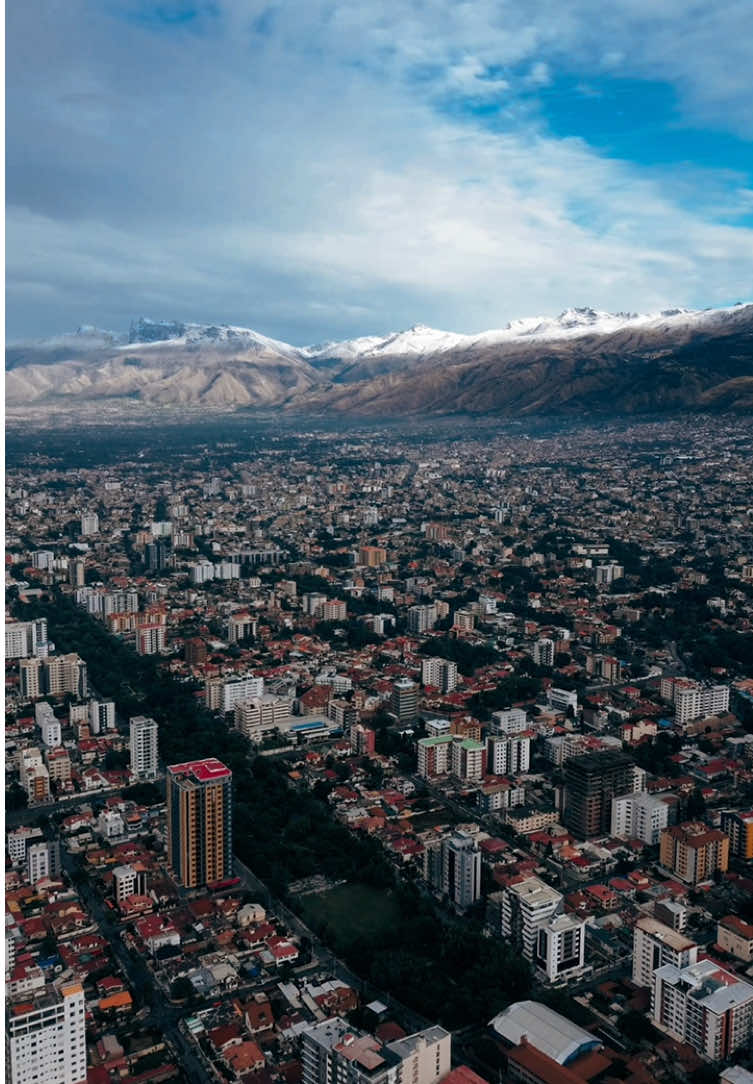 Así despertó Cochabamba hoy! El pico del Tunari cubierto de nieve 🗻❄️ #cochabamba #cbba #bolivia #dronevideo #tunari 