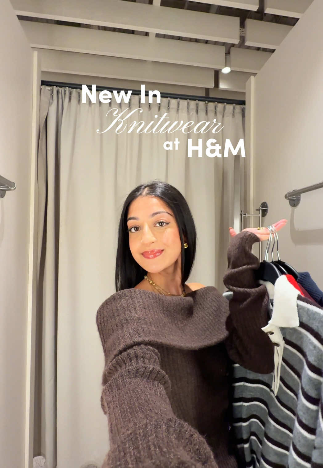 do i go back for the off the shoulder brown knit?! lowkey am obsessed with it 🥺 new in knitwear at @H&M 🍁🍂 #newin #newinhm #hmhaul  #knitwear #tryon 