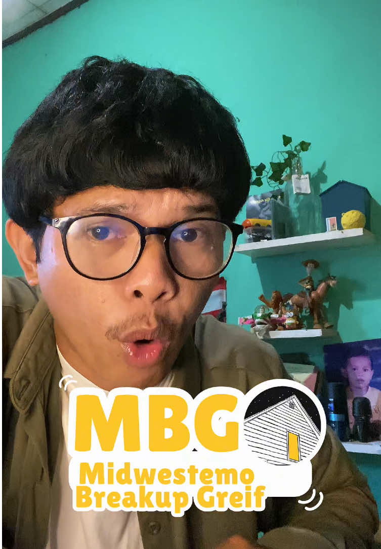 Belakangan ini banyak yang keracunan MBG… Bukan karena makanan,tapi karena sesuatu yang  bahaya yaitu “perasaan.” MBG = MIDWESTEMO BREAKUP GREIF 🥀  Full ceritanya ada di video. Stay safe, jangan sampai lo juga kena MBG  Thanks to the bands whose lyrics/vibes inspired this content: @liburan/dirumah  @beijing connection  @Eastcape  Beeswax dandygilang  eleventwelfth  #midwestemo #breakup #wongkalahan #emo #fyp 