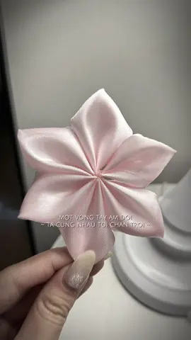 Chán hoa hồng thì thử hoa này xem sao ha #hoaruybang #cachlamhoa #satinflower #xuhuong #lamhoaruybang 