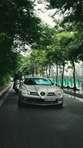 Rainy day… with crazy car #ngaoxe #mclaren #mercedesbenz #slr #carspotting 