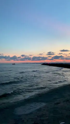 “ Biển chẳng hỏi han, nhưng lại nghe thấu lòng mình.” #bien #tamhon #chill #hoanghon #xuhuong 