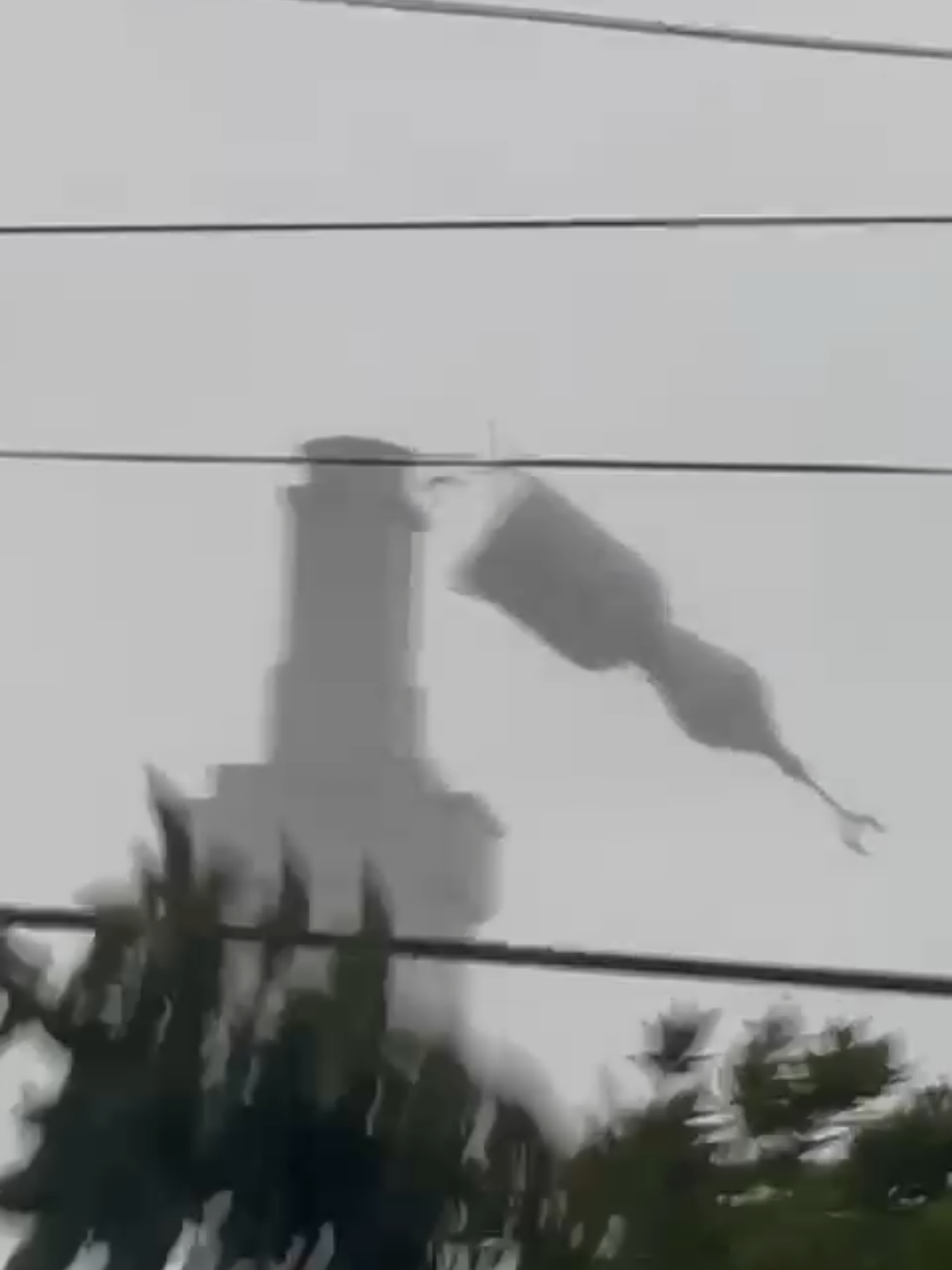 Beginilah detik-detik kubah Masjid Agung Sukoharjo jatuh ke tanah. Kejadian ini merupakan dampak dari angin kencang yang melanda Kabupaten Sukoharjo pada Kamis sore, 2 Oktober 2025. Video kiriman @bapakriyan ICS INTI #infocegatansukoharjo #fypシ #fypシ゚viral #beritasolo #beritasukoharjo