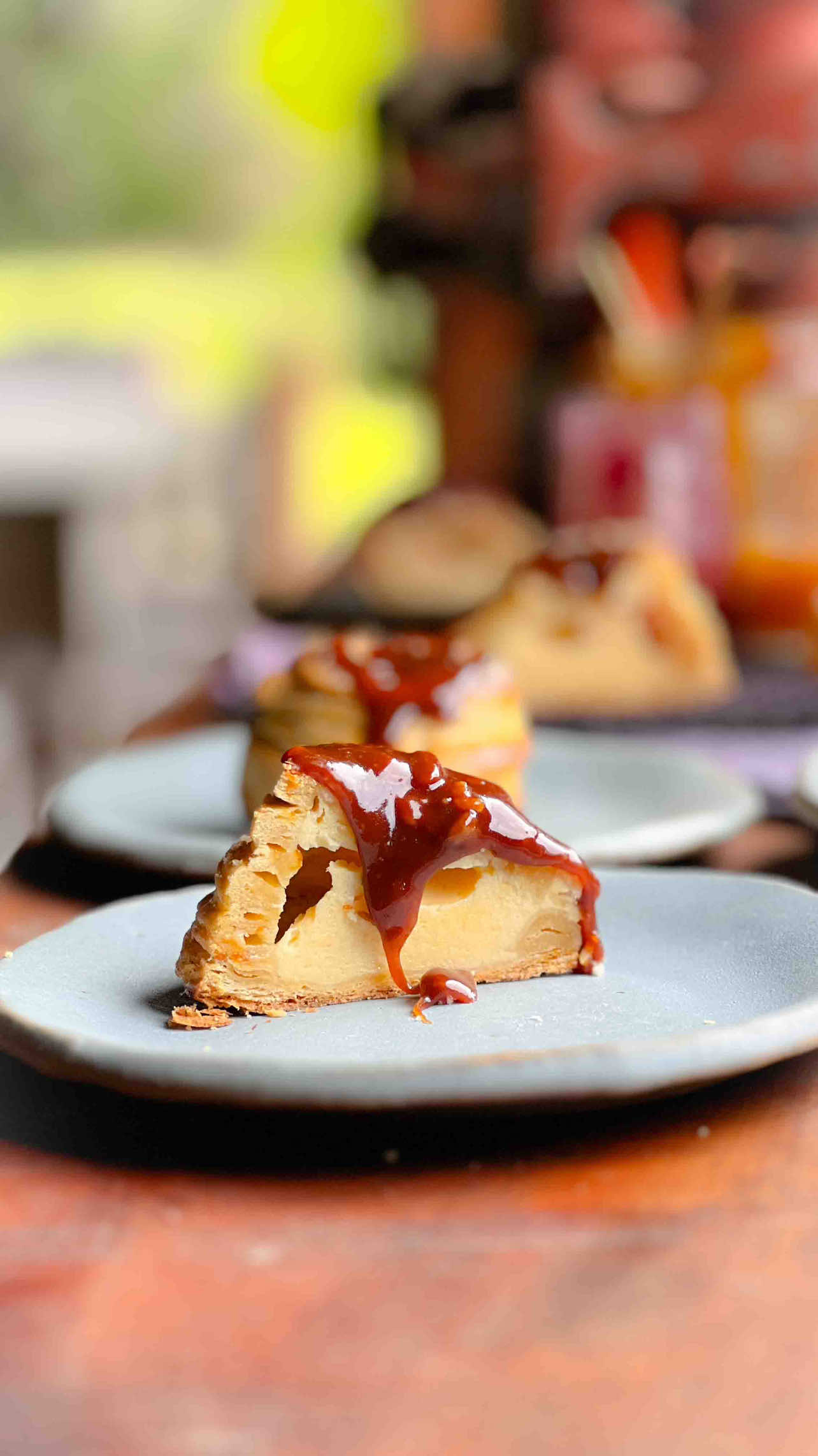 ROLLITO DE HOJARASCA  relleno de yogurt y leche condensada   Me defino como una catadora profesional de postres, kuchenes y preparaciones dulces en cafeterías acá en el sur. Este rollito es una adaptación a lo que probé un día en una cafetería acá  NECESITAN: Para la hojarasca: * 500 g de harina sin polvos * 4 yema @lasanroseda  * 220gr de mantequilla * 210 ml de leche  * 2 cdas de pisco Para el relleno : * 400 g de yogurt natural o griego sin azúcar * 1 tarro de leche condensada  * 4 huevos @lasanrosenda  * 4 cucharadas de maicena * 1 cucharadita de esencia de vainilla ¡A COCINAR! Mezcla harina y mantequilla hasta armar un arenado, luego mezcla las yemas con la leche viértelo en el arenado junto con el pisco y mezcla hasta unir, no amases. Lleva la masa por 20 min aprox al refrigerador, luego sácala y corta solo el pedazo que vas a ocupar y el resto lo vuelves a reservar en el refrigerador. Estira delgaditas las capas, cortas círculos para luego cortar tiras de 1 cm aprox y vas armando como muestra el video. Luego agregas el relleno que se prepara mezclando todos los ingredientes. Y pinceleas con yema para que se doren.  Llevas el rollito al horno por 15 min aprox hasta que la masa esté dorada y la mezcla semi cuajada. Le pones las migas arriba  que se hacen con 70 gr de harina, 35 gr de azúcar, 35 gr de mantequilla derretida. Mezclas todo y armas las migas con los dedos.    Lo llevas nuevamente al horno por un par de minutos más con el grill por arriba o hasta que se doren. Pueden disfrutarlos así o ponerle alguna mermelada, o caramelo. Lo que tengan y les guste. Debes guardar esta receta ya que será el HIT cuando quieras preparar algo dulce  rico y fácil  #huevossanrosendo #hojarasca#recetasdulceschilenas #kuchendeyogurth 