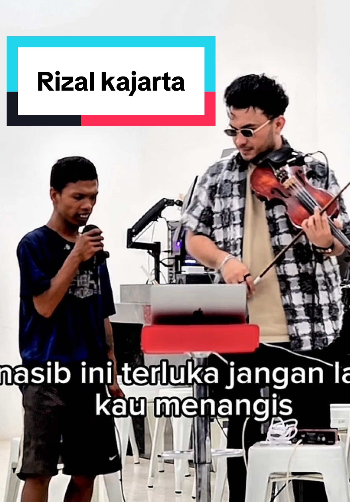 Awalnya dikira suaranya jelek.. pas ditengah langsung wow @ZONA SERVICE #sutraviolin #rizalkajarta #lucu #lord 