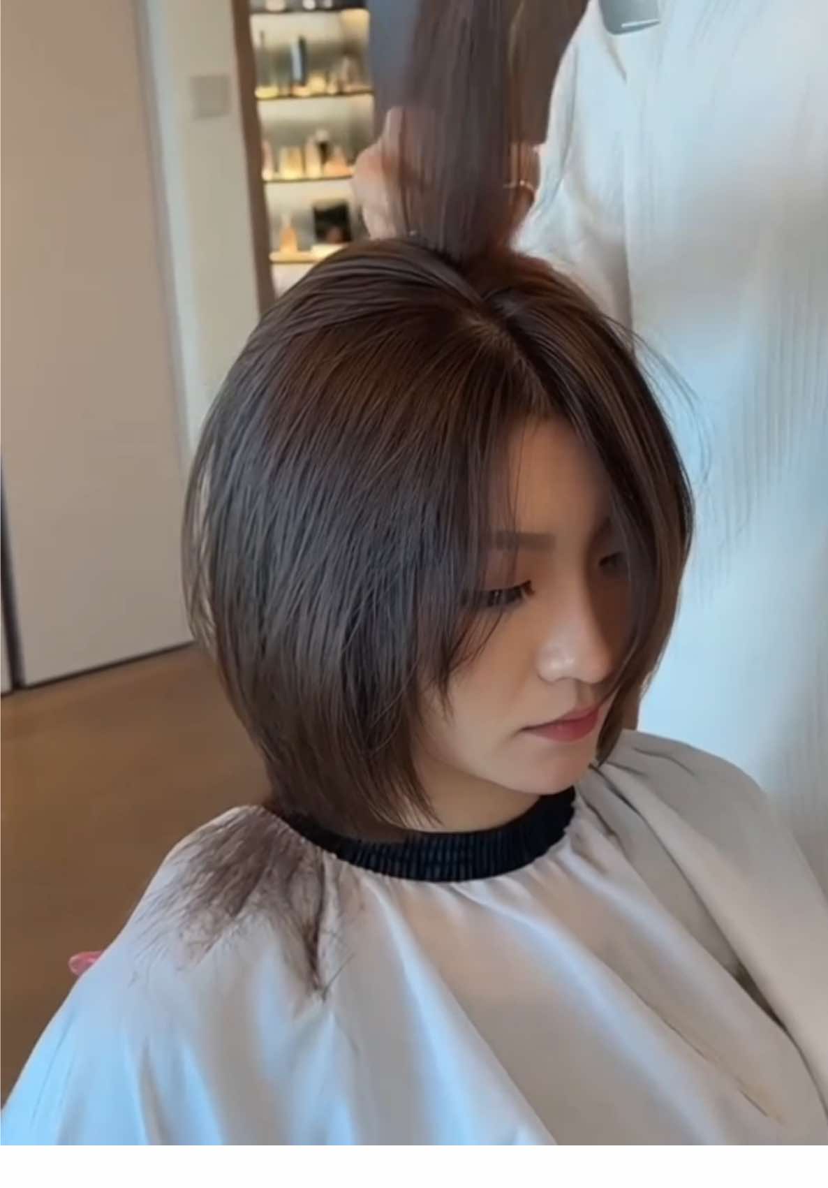 Kiểu tóc xương quai xanh vừa cắt rất thành công. Nó trông đẹp, bồng bềnh và thon gọn. Đối với những kiểu tóc dài trung bình, bồng bềnh, dễ chăm sóc. Chị em có thể tham khảo kiểu tóc xương quai xanh thấp tầng này nhé. #cattocdep #tocbob #toclayer #hairtok #newhair 