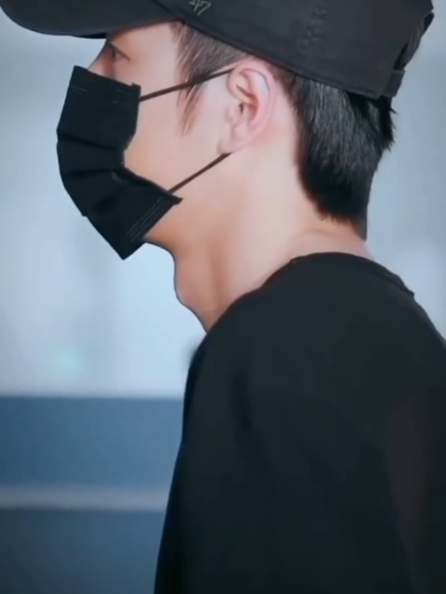 หล่อยันลูกกระเดือก ของแทร่ 😘 #หวังอี้ป๋อ #Wangyibo #王一博  #ลูกกระเดือกหวังอี้ป๋อ #fyp  2/10/2025  ขออนุญาติเจ้าของคลิปด้วยนะค๊าบ 