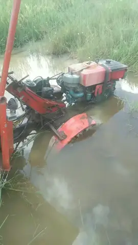 nóng quá xuống tắm 1 xíu  😂 #xecongnong #47daklak 