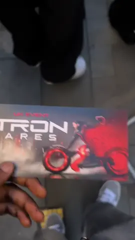 Last night was so crazy!! Such a cool event i was able to attend also got to see a sneak peek of the flim and i have to say the visuals of this flim are insane cannot wait to see the rest of the flim! Via: @Disney UK @Disney  Shout out @WatchedByGrace for the spare 🫶🏾 #whattowatch #tronares #jaredleto #tron #fyp 