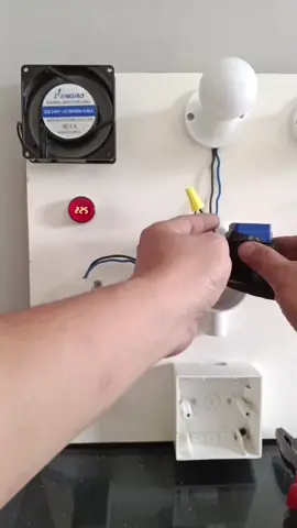 cara pemasangan sensor cahaya untuk lampu outdoor. cara kerja sensor jika waktu sudah gelap lampu akan otomatis hidup sendiri, dan jika waktu sudah terang lampu akan mati sendiri. semoga bermanfaat terimakasih