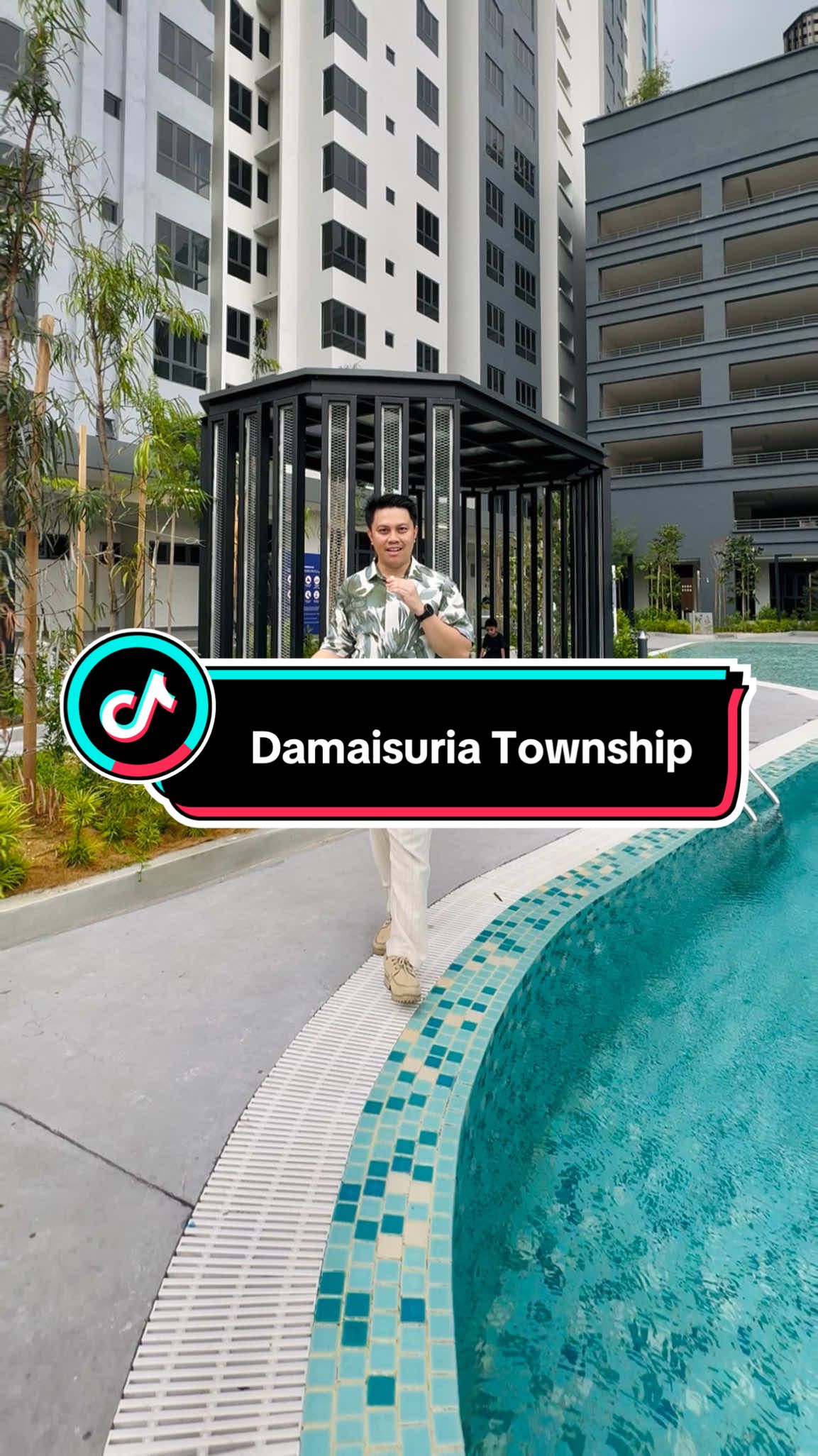 Rumah FREEHOLD di Lembah Klang dari RM270k je? 🔑✨ Semua ada di Damaisuria Township – lengkap dengan rumah, sekolah, mall & highway akses mudah! 🏢 264 @ Seiring – 2 bilik, 1 bilik air, 2 parking lot + lifestyle facilities 🏡 Seiring Residensi – 3–4 bilik, sesuai untuk keluarga besar, ready to move in 📞 Call sekarang: 1300-22-9898 📍 Lokasi tiptop, fasiliti lengkap & keselamatan 24/7. Jom ke Damaisuria Sales Gallery hari ni – rumah idaman korang ada kat sini! @TikTalkWithTitijaya  #Damaisuria #TitijayaLand #RumahIdaman