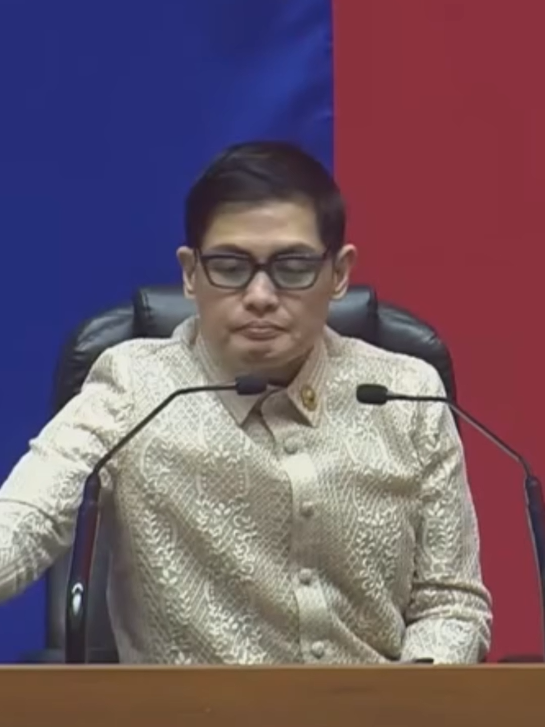 ‘WE DESERVE BETTER!’ Pinangunahan ni Kabataan Party-list Rep. Renee Co ang pag-terminate sa budget deliberation para sa Office of the Vice President (OVP), na agad namang sinang-ayunan ng iba pang mga kinatawan. Sa kanyang maikling pahayag, sinabi ni Co na nakatakdang maghain ang Makabayan Bloc ng mosyon upang bawasan ang proposed 2026 budget ng OVP. VIDEO COURTESY: HOUSE OF REPRESENTATIVES #AbanteNews #vpsara #makabayanbloc #ovp