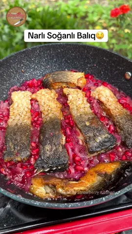 Narlı Soğanlı Balıq Qızartması👌🏻 Azerbaijani style fried fish👌🏻 @littlestrawberry_kitchen  Ərzaqlar: 1) 500 qram sazan balığı 2) 5 ədəd soğan 3) 1 ədəd narın dənəsi 4) Bitki yağı 5) Kərə yağı 6) Duz 7) İstiot Ingredients: 1) 500 gram carp fish 2) 5 onions 3) seeds of one pomegranate 4) vegetable oil 5) Butter 6) Black pepper 7) Salt #recipes #Recipe #fish #resept 