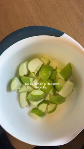 Played myself pouring with my left hand 😂😂 @Canoly #juicing #greenjuice 