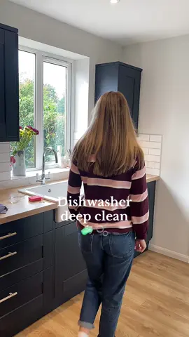 Taken some inspo from the queen of voiceovers @tabbybellhome.. and decided its time to clean this stinky dishwasher! 😅 #clean #CleanTok #cleaningmotivation #cleaning #cleaninghacks 