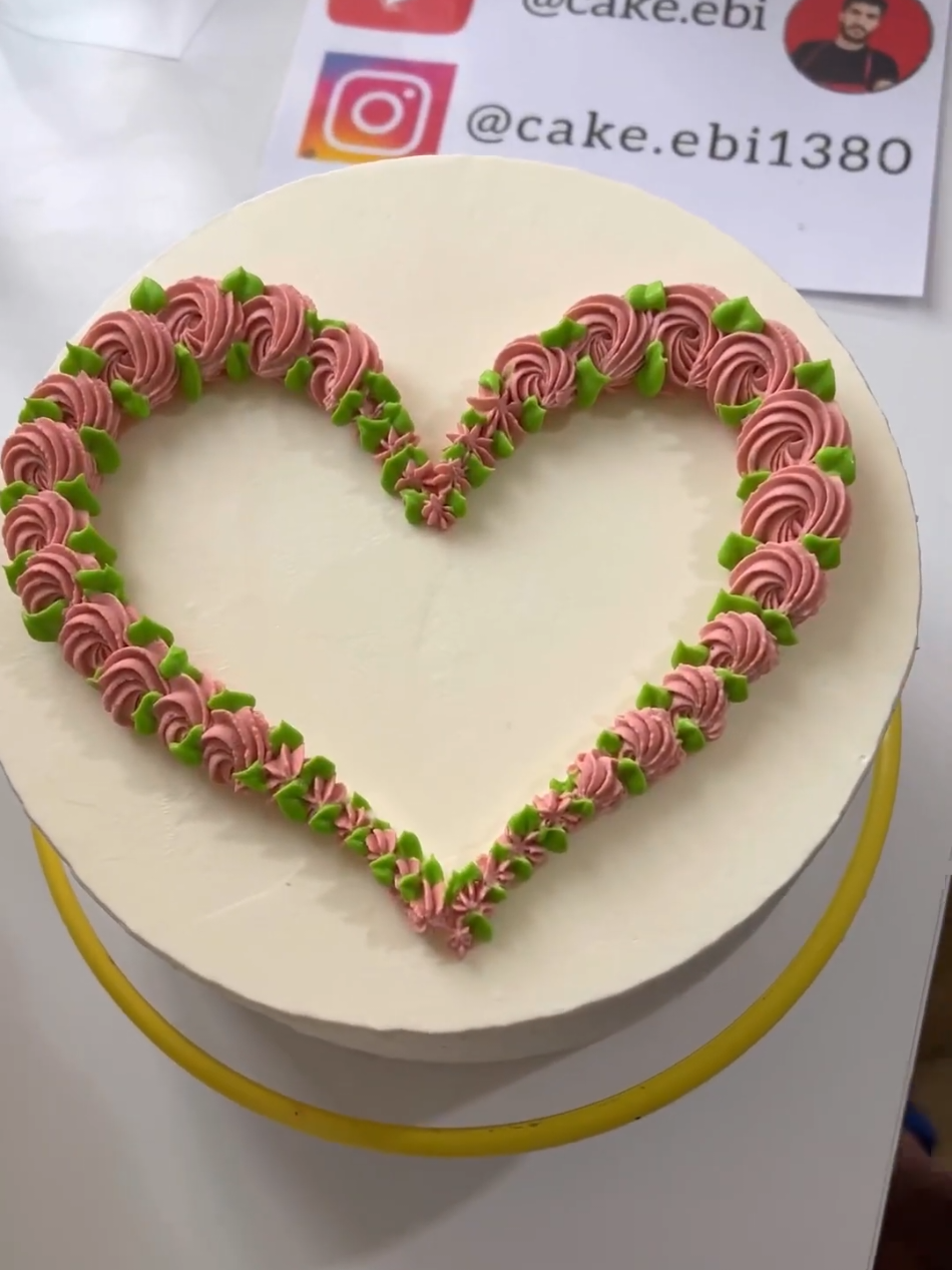 Making a heart with beautiful flowers#design #cakedecorating #tiktok 