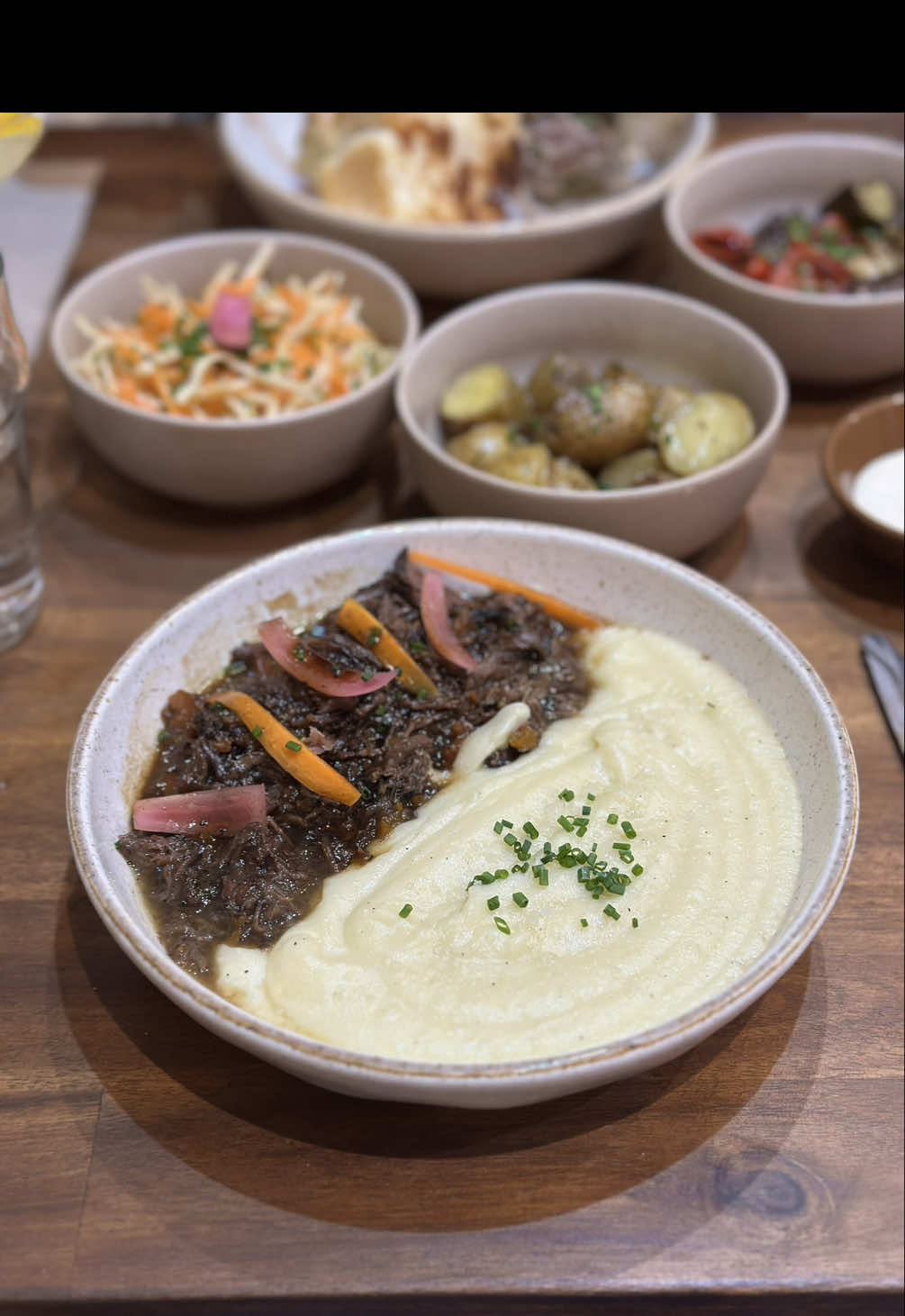 Nouveau resto de viande effiloché à tester à Bordeaux !  Au menu : bœuf, porc ou agneau effilochés à l’assiette ou en sandwich dans du pain brioché. C’est délicieux 😍 📍 Filoche, rue des Argentiers à Bordeaux  #bordeaux #restobordeaux #bordeauxfood #viande #streetfood 