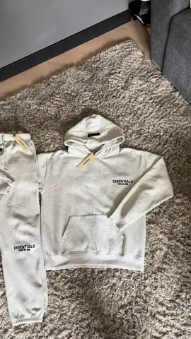 Kom dezs winter friss met je essentials tracksuit voor man en dame beschikbaar wees snel dm voor meer info #essentials #vlaardingen #1op1kleding #trainingspak 