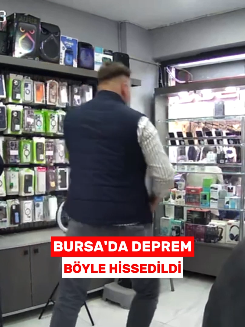 Marmara Denizi'nde öğle saatlerinde yaşanan deprem Bursa'da da hissedildi. Orhangazi ilçesinde bir işyerinde deprem anı güvenlik kamerasına yansıdı. İşyerindekiler ve dışarıdakiler büyük panik yaşadılar. Saat 14.55'te Marmaraereğlisi'ndeki 5.0 büyüklüğündeki deprem geniş coğrafyada hissedildi. Bursa'nın Orhangazi ilçesinde bir işyerinde alışveriş yapanlar ve esnaf panikle dışarı kaçtı. Deprem anında kapı önünde oturan diğer vatandaşlar da koşturmaya başladı. Bursa genelinde depremle ilgili herhangi bir yıkım olmadığı öğrenildi. #bursa #orhangazi #deprem #marmaraereğlisi #panik