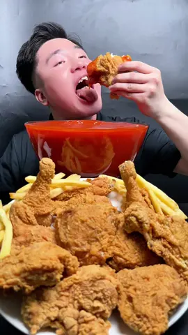 Mukbang gà rán. #asmr #mukbang #lethanhtuan #nhatkimanh #lauracoffee 