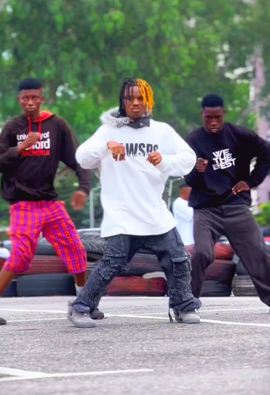 Top trending amapiano sound + dance dc: @🅚🅔🅝 🔥🅜🅞🅥🅔🅢👌 w/ @Juniorboy141 @🦁BiG Davo🦁  #dancetrend #viral #trendingdance #dancechallenge #fyp#creatorsearchinsights  Engage viewers with quick and entertaining dance snippets. Highlight trending dance challenges to broaden reach.  Tutorial segment showing step-by-step dance movements.