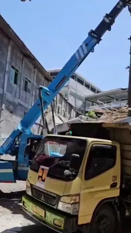 Alhamdullilah alat berat buat evakuasi sudah masuk dan membuang puing-puing bangunan yang tertumpuk di dalam lokasi runtuhnya bangunan   #sidoarjo #alkhozinybuduran #beritaterkini #evakuasi #evakuasi 