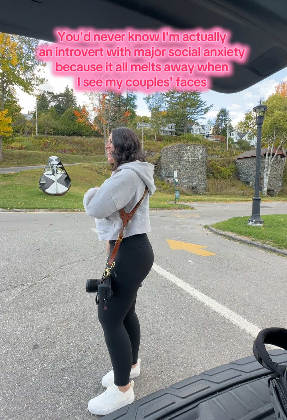 Just your friendly neighbor Golden Retriever of a photographer 🫶🏼🤣 #maineweddingphotographer #newenglandweddingphotographer #weddingphotographer #mainecouplesphotographer 