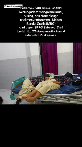 Wabup Bojonegoro Gerak Cepat Tinjau Kasus Keracunan MBG di Kedungadem BOJONEGORO – Sebanyak 544 siswa SMAN 1 Kedungadem dilaporkan mengalami gejala mual, pusing, dan diare usai menyantap menu Makan Bergizi Gratis (MBG) dari dapur SPPG Desa Sidorejo pada Rabu (1/10/2025). Dari jumlah tersebut, 22 siswa masih menjalani perawatan intensif di Puskesmas Kedungadem. Selain itu, 7 siswa SDN 1 Tumbrasanom juga ikut menjadi korban setelah mengonsumsi MBG dari dapur SPPG Drokilo. Menyikapi laporan ini, Wakil Bupati Bojonegoro Nurul Azizah bergerak cepat meninjau langsung lokasi kejadian dan memantau kondisi siswa yang dirawat. Ia menegur keras pihak pengelola SPPG karena tidak segera melaporkan insiden tersebut kepada Pemkab Bojonegoro. “Seharusnya di setiap dapur SPPG ada tenaga ahli kesehatan lingkungan. Namun di SPPG Drokilo ternyata tidak ada,” tegasnya. Nurul juga menambahkan bahwa Bupati telah menginstruksikan agar dapur SPPG yang menyebabkan keracunan segera dihentikan operasionalnya. Selain itu, pembagian MBG kepada siswa untuk hari ini dihentikan sementara guna mencegah kasus serupa meluas. “Informasi dari dokter Puskesmas, makanan yang dikonsumsi siswa diduga kuat berasal dari MBG. Saat ini sampel makanan sudah dibawa untuk diuji di laboratorium,” jelasnya. Selengkapnya di newsbojonegoro.com