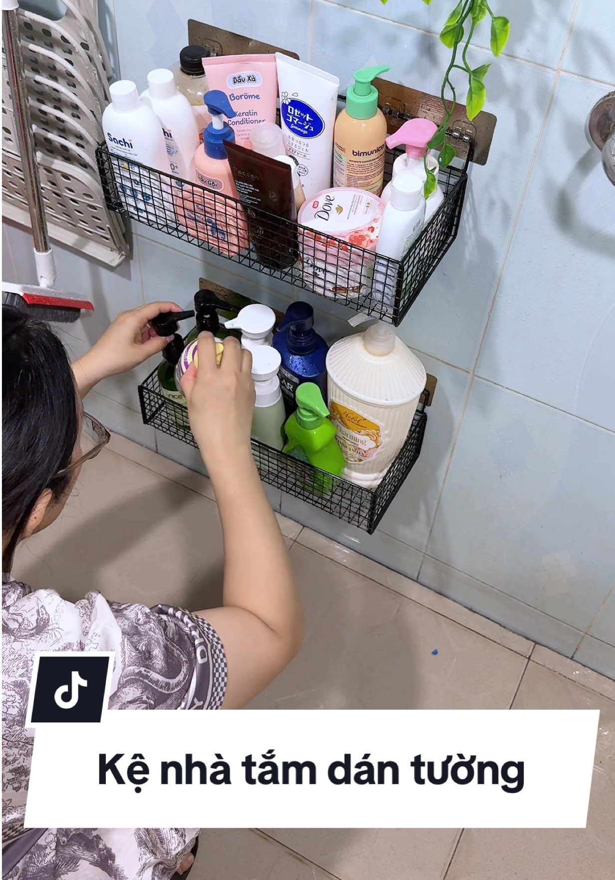 Muốn nhà tắm gọn gàng, sạch sẽ thì cứ để đồ lên trên cao hết đi mấy bà #kệ #kenhatam #giadungtienich #kedanang #kenhatamdantuong 