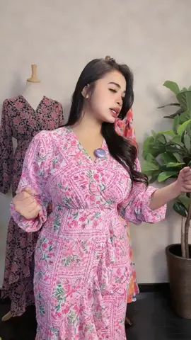 Khayla dress sesuai tinggi 170cm! Cutting terletak elok dengan getah, sesuai untuk travel dan ootd!