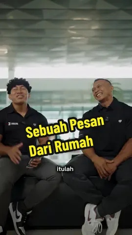 Seorang Olympian bisa kuat angkat beban ratusan kilo, tapi nggak ada yang lebih berat sekaligus indah daripada momen ketika hati disentuh oleh orang terdekat. Mas Fuad nggak pernah nyangka, istrinya yang jarang ungkap kata-kata, ternyata diam-diam simpan doa & dukungan yang dalam banget. Video sederhana itu jadi pengingat bahwa kekuatan sejati bukan cuma ada di otot, tapi di hati dan keluarga yang selalu mendukung. Kadang, yang kita butuhkan bukan tepuk tangan orang banyak, tapi satu suara tulus dari rumah. ❤️