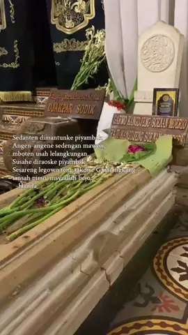 Versi indo : Semuanya diselesaikan sendiri. Berangan-angan sekadarnya saja, tidak usah berlebihan. Susahnya dirasakan sendiri. Bersama dengan keikhlasan atas takdir Allah Yang Maha Melihat/Mengetahui, insyaallah beruntung.  -Hanifa #quotesjowo #muhasabahdiri #fyp #ziarah #jawatengah 