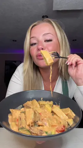 die schnellste Maultaschepfanne🤍 dafür braucht ihr: 🌸360g Gemüsemaultaschen 🌸125g Cherrytomaten 🌸1/2 Zucchini 🌸125g Mozarella Kugeln 🌸200ml Schlagsahne 🌸Salz, Pfeffer, Knoblauchpulver 🌸1 Esl. Tomatenmark #viralfood #leckererezepte #einfacherezepte #fyp #schnelleküche 