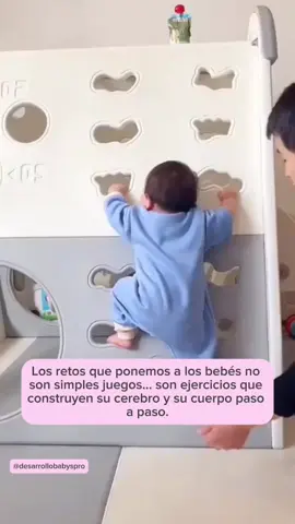 Cuando los bebés empiezan a movilizarse y descubren el gateo, aparece una de sus actividades favoritas: ¡escalar! 🧗‍♀️💛 Les encanta subir, bajar, intentar una y otra vez… y ahí está la magia. Ponerles actividades de escalar con diferentes retos no solo los entretiene, también les da beneficios increíbles: 👉 Fortalecen músculos y articulaciones. 👉 Mejoran su equilibrio y coordinación. 👉 Desarrollan la planeación motora al buscar cómo subir y bajar. 👉 Ganan seguridad, confianza y autonomía. 👉 Y lo mejor: impulsan su desarrollo integral, porque cuerpo y mente trabajan juntos en cada intento. Por eso, crear espacios seguros donde tu bebé pueda escalar es una de las mejores formas de apoyar su crecimiento mientras disfruta al máximo. 🚀En nuestro pack de estimulación temprana encontrarás más de 1200 actividades prácticas diseñadas para apoyar a tu bebé en cada etapa de su desarrollo. Comenta DESARROLLO y te comparto los detalles. #EstimulaciónTemprana #EscalarEsDesarrollo #BebésEnMovimiento #MotricidadGruesa #DesarrolloIntegral #ActividadesParaBebés #CrianzaRespetuosa #MaternidadConsciente #EtapasDelDesarrollo #MamáPrimeriza #España #Colombia #Mexico #estadosunidos #reinounido🇬🇧 #usa #eeuu🇺🇸 