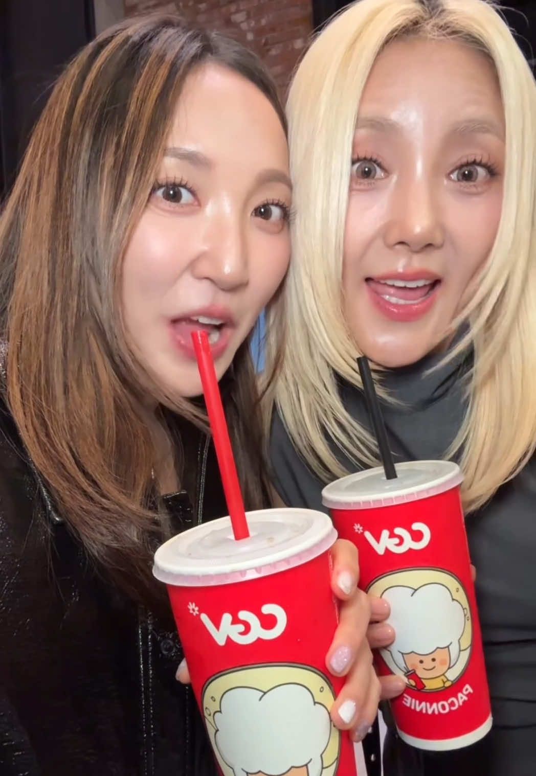 I’m sooo not used to this makeup style but had to do the kpop idol look for a day 🙈🙈 @BADA #dowelookalike #twins #sesbada #kpopidolmakeup #koreanmakeup 