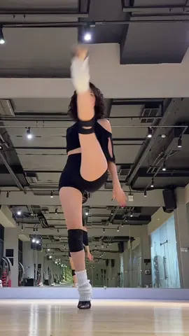 love this trend #fypageシ #акробатика #трюк #трюки #dance 