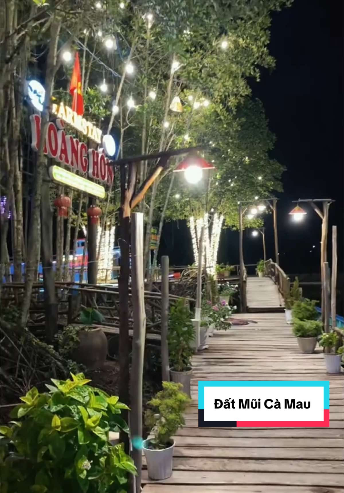 🛵 Về Đất Mũi Cà Mau … ngủ xuyên rừng là có thật nhe mọi người … chọn được cái Homestay đẹp nhất … chill nhất thì … tối lại mất ngủ bởi một vị khách 👻 ko mời mà tới … cứ nhìn chằm chằm vào mình …. Sợ thật 😭 #càmau #muicamau #dulich #xuhuong #nguyenphuongthao_ntpt 