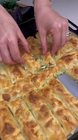 Byrek i shpejtë me presh e spinaq – i shijshëm dhe shumë praktik Përbërësit: 700 gr presh 200 gr spinaq Vaj 1 lugë çaji kripë Për lyerjen e petëve: 250 gr kos 2 vezë 3-4 lugë vaj ulliri Kripë 250 gr vajkrem #sole 2-3 lugë gjelle ajkë kosi 500 gr petë shtëpie (rrumbullake) Përfundimi: Sipër e lyejmë me hargjin e mbetur dhe një lugë gjelle gjalpë të shkrirë. Pjekim në temperaturë 180°C për 25–30 minuta. #kuzhinaearbnores #byrek #byrekmepresh #byrekmespinaq     