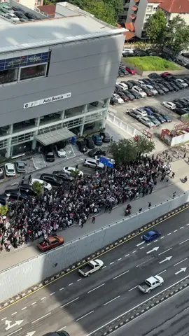 Hari ni rakyat turun kat Jalan Tun Razak Kuala Lumpur protest bantah kes rakyat2 Malaysia kita yang kena tahan. Ramai betul orang hadir walaupun pada hari bekerja 👏🏻 🚨 Abe Wee mungkin kena delete video viral sebelum ni sebab dapat warning. Jadi jom viralkan video ni sama2. Kalau korang ada post juga, jangan lupa letak hashtag atau komen biar video naik FYP 🇲🇾  #nusantaraforgaza #breakthesiege #sumudnusantra 