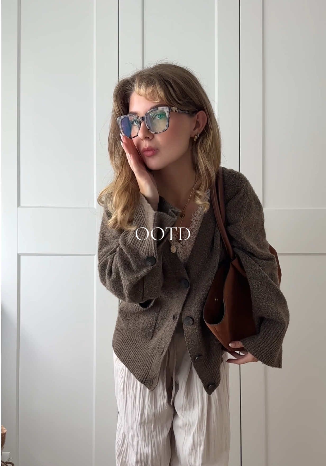 my outfit of the day 🐻☕️🤍 dressing cozy does not always mean to put on some sweats and a hoodie #myoutfit #falloutfits #fallfashion #outfitinspo #cozyoutfit 