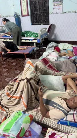 10:30 đêm.   Tụi con ở đây quây quần bên mẹ.    Vẫn ngỡ như ngày hôm qua chúng con còn mẹ. Vẫn ngỡ mẹ còn ở đây. Mẹ vẫn ở nhà phải không Mẹ? Chứ con vẫn không tin là Mẹ đã rời xa tụi con đâu mẹ ơi😭