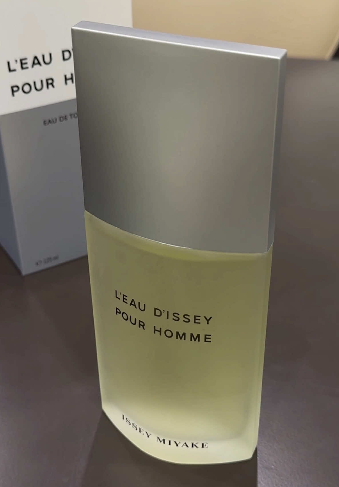 L'Eau d'Issey Pour Homme mở ra như một thác nước, ào ạt và mạnh mẽ, với sự bùng nổ của Yuzu và một dàn hợp xướng các loại Cam chanh. Nó gột rửa, làm bừng tỉnh mọi giác quan. Rồi dòng chảy dịu lại, trở nên trong veo với hương Hoa sen xanh (Blue Lotus) và các loài hoa trắng thanh khiết. Mọi thứ trở nên tĩnh lặng, bình yên. Đây là mùi hương của sự thanh lọc. Nó gột rửa đi mọi sự phức tạp không cần thiết, chỉ để lại sự tinh khiết và một tâm trí sáng suốt. Đôi khi, thứ chúng ta cần nhất chỉ đơn giản là sự trong trẻo. 🫧 #annora #isseymiyake #leaudisseypourhomme #unboxing #fyp 